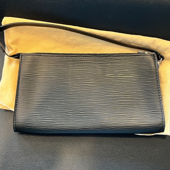 Authentic Louis Vuitton Epi Pochette - Picture 7 of 11